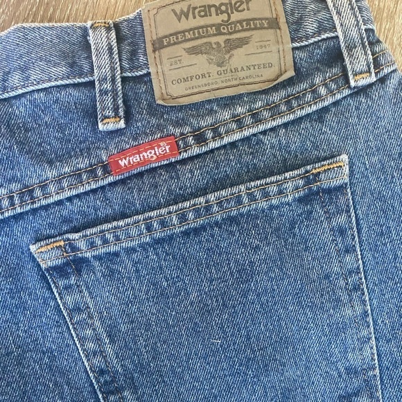 Wrangler Men’s Relaxed Fit Medium to Dark Wash Jeans Size 44x34 - Picture 7 of 8